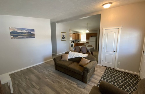 Three Hills House | 31 Cherry Lane - LARGE HOME - COZY SPACES - LOTS OF OPTIONS