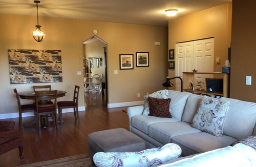 Comox House | 35 minutes to Mt Washington's Alpine Lodge and minutes to multiple trails