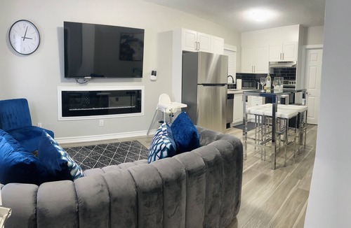 Niagara Falls House | 3bedrooms 4 beds. 65" smart tv with Netflix. free parking in Clifton hills.❤️(1)