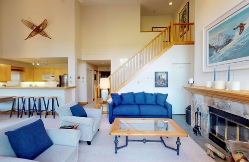 Blackcomb House | 3BR | Alpine Greens | King Bed w/4 Piece Ensuite | Golf Course Location | Parking