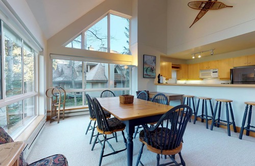 Blackcomb House | 3BR | Alpine Greens | King Bed w/4 Piece Ensuite | Golf Course Location | Parking