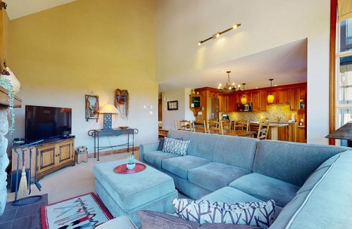 Blackcomb House | 3BR | Blackcomb Greens | King Bed | Wood Burning Fireplace | Private Patio w/BBQ | Mountain Views