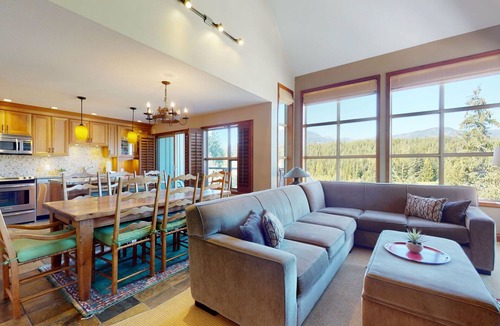 Blackcomb House | 3BR | Blackcomb Greens | King Bed | Wood Burning Fireplace | Private Patio w/BBQ | Mountain Views
