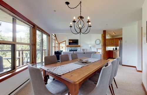 Blackcomb House | 3BR | Blackcomb Greens | King Bed | Jacuzzi Tub | Fireplace | Private Balcony | Parking