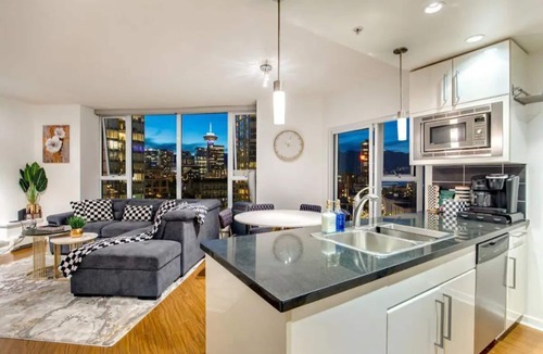 Crosstown Apartment | 3BR Urban Oasis w/Prime Location & Stunning Views | Parking | Gym| Pool & Sauna