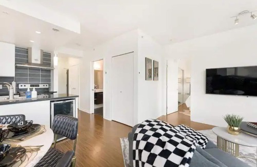 Crosstown Apartment | 3BR Urban Oasis w/Prime Location & Stunning Views | Parking | Gym| Pool & Sauna
