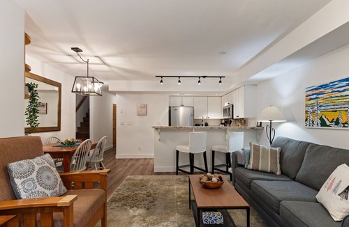 Village North House | 3BR | Valhalla | King Bed | Village Location | Communal Hot Tub | Gas Fireplace | Parking