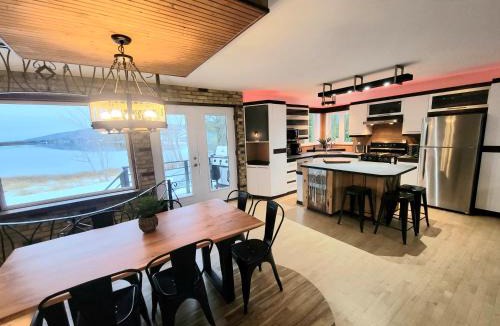 Hebertville House | 3CH - Bord de lac & Spa, foyer, billard, AC et plus