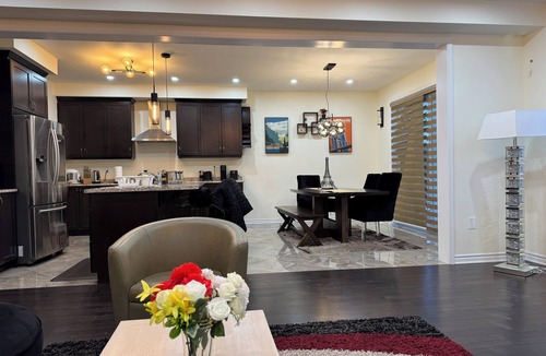 Pickering House | 4+2 Bedroom Full House, corner very private house with ravine view
