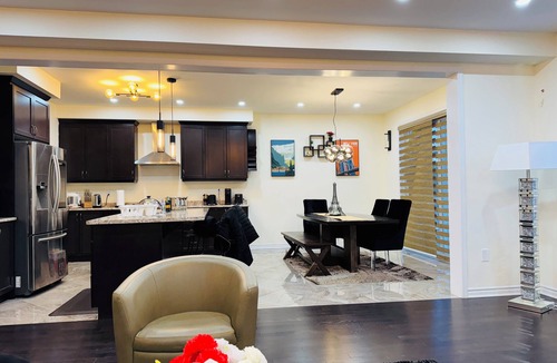 Pickering House | 4+2 Bedroom Full House, corner very private house with ravine view