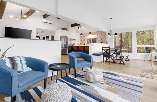 L'Ile-Perrot Cottage | => 4 bdr 2 full baths, renovated house in Île-Perrot, Quebec.