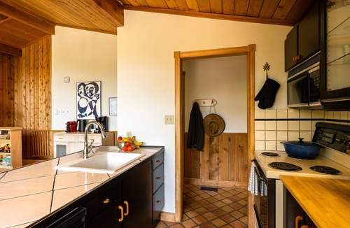 Eagle Lake Cottage | 4 Bdrm Lakefront Family Cottage near Sir Sam's