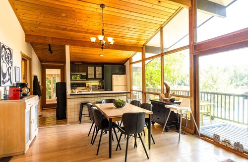 Eagle Lake Cottage | 4 Bdrm Lakefront Family Cottage near Sir Sam's