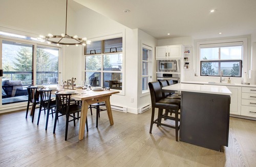 Whistler Cay Heights House | 4 bed/3 bath twnhse w stunning Mtn view & HOT TUB