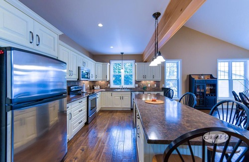 Bala Cottage | 4 bedroom, 4 bath, Quiet Butterfly Lake! Port Carling! Cozy & Spacious!