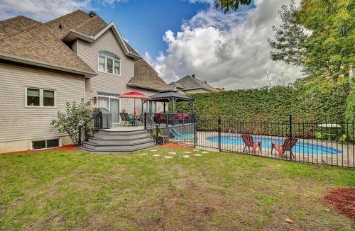 Aylmer House | 4 bedroom house with heated pool and gym