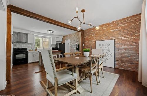 Kitchener Apartment | 4 Bedroom Luxury House, Free Parking, Next to LRT, Kitchener Downtown, near Chicopee Ski Club
