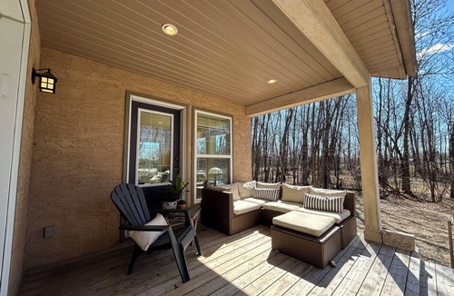 Gimli House | 4 Bedroom Steps From the Lake