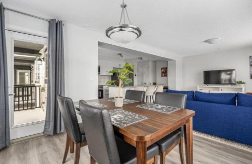 Airdrie House | 4 Bedroom Town Home with Garage Parking, Fast WiFi, Smart TV with Netflix, Fully Equipped Kitchen, Sleeps 10, Ideal for Families