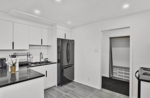 Northwest Calgary House | 4 Beds |2 Baths |King Beds|Close to U of C & Nose Hill Park
