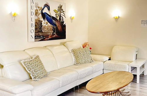 Kerrisdale House | 4 big bedrooms 2bathroom with tub and showern6mins to airport 20mins to downtown