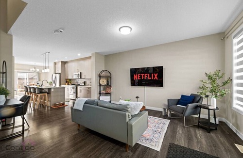 North Central Edmonton House | 4 BR | Pet Friendly | Steps to Stadium & Rogers!