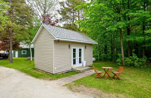 Mulmur Ski Chalet | 4 Season Log Chalet Home with Hot Tub