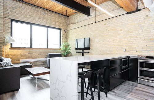 Exchange District Condo | (411)Converted Loft | Hi-End | 2 Bdr | Exchange District l Market Ave (139)