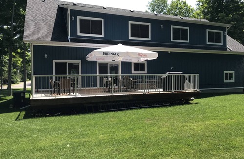 Tiny House | 4200 sq ft 5 bedroom house, golf sim, beaches, skiing and trails seconds away!