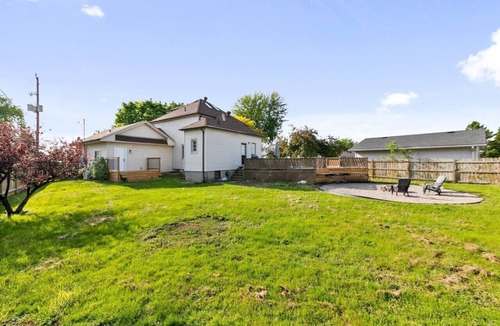 LaSalle House | 4Bed Apt With a Firepit + Golf Club