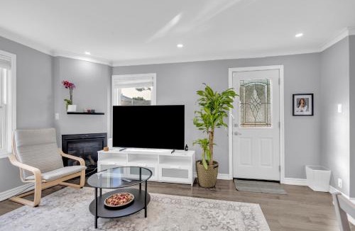 Northeast Mississauga House | 4BR Home with 2 bath Near YYZ Airport 7 minutes