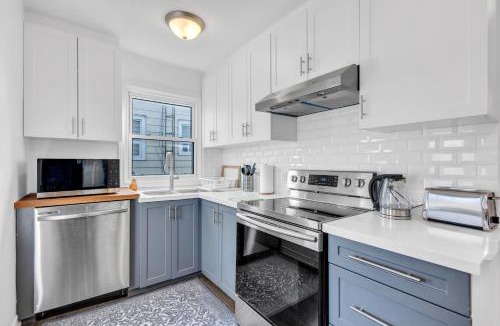 Northeast Mississauga House | 4BR Home with 2 bath Near YYZ Airport 7 minutes