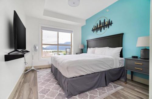 Harrison Hot Springs Apartment | 4BR Penthouse w Rooftop in the Heart of Harrison