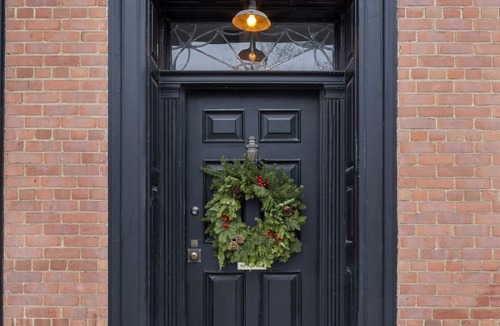 North Toronto House | 4BR Residence in Prestigious Rosedale. Garden, Parking, Walkable, Flexible Stays