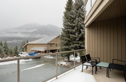 Blueberry Hill House | 4BR Spacious Townhome w/Lake & Mtn View | Gourmet Kitchen | Double Garage | Balcony