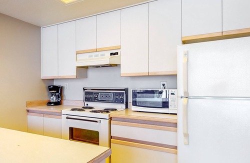 Upper Village Condo | 4th-floor condo with heated pool, hot tub, gym, balcony, fireplace, W/D, sauna