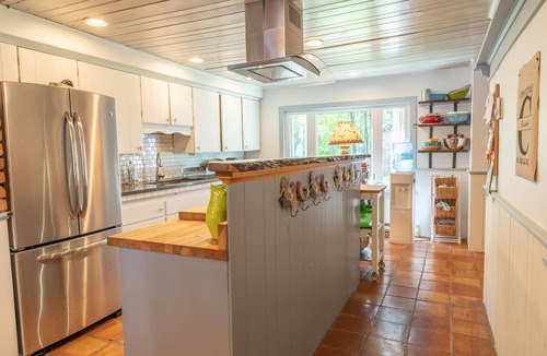 Torrance Cottage | 5 Bed Cottage & 2 Bunkies! Boathouse Rooftop Deck with Sunsets!
