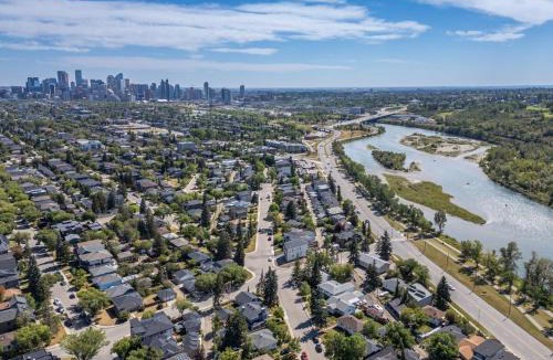 Northwest Calgary Apartment | 5 bed Luxury Home Steps to DT, River and Hospital