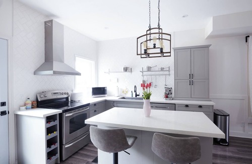 Hamilton House | 5 bed rm modern house near Gage Park, Tim Hortons Field and St Peter's Hospital