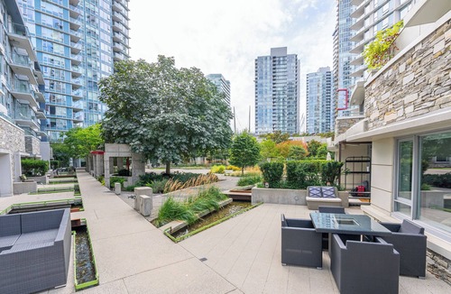 Gastown House | 5 Bedroom 3 level Townhome, Private Rooftop Beautiful Garden/Courtyard View