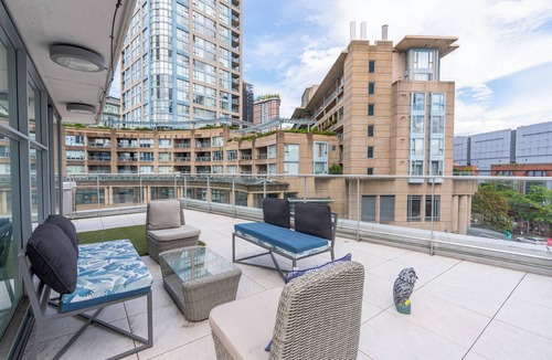 Gastown House | 5 Bedroom 3 level Townhome, Private Rooftop Beautiful Garden/Courtyard View
