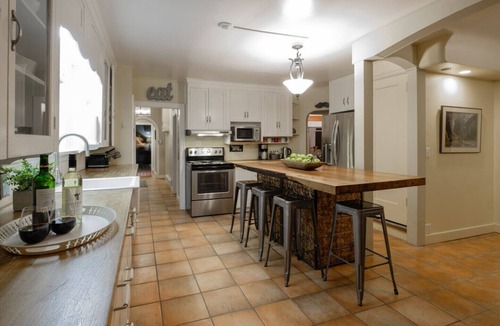 Harrison Hot Springs House | 5 BEDROOM HOUSE |3 BATHROOM | DINING AREA | FULL KITCHEN | UP TO 12 GUESTS