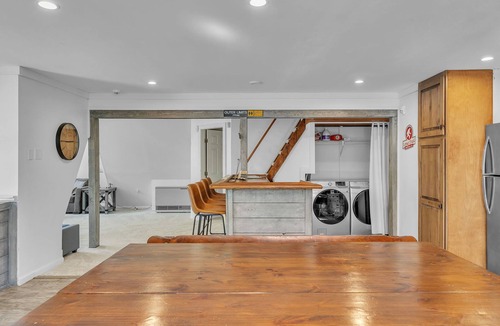 Killington Ski Chalet | 5-bedroom chalet walking distance to bars and restaurants - on the access road