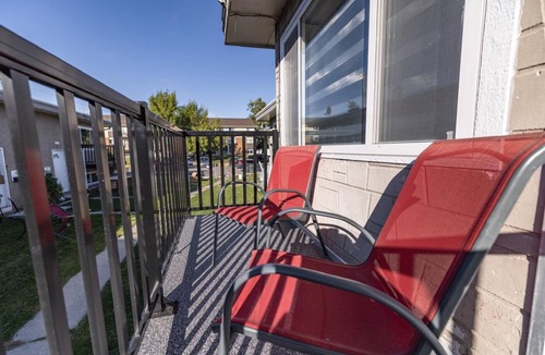 Calgary House | 5 Bedroom newly renovated townhouse 2 min from hwy1 and 2 and 10 min from dt.