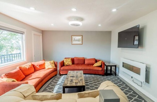 Calgary House | 5 Bedroom newly renovated townhouse 2 min from hwy1 and 2 and 10 min from dt.
