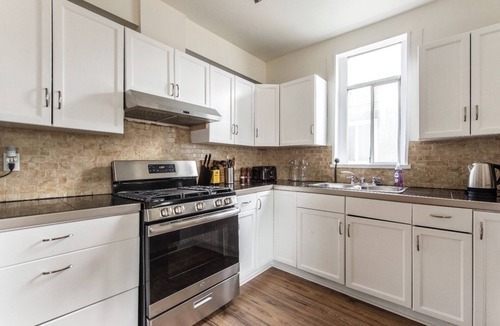 Kensington-Cedar Cottage House | 5 bedroom, whole house, totally private and centrally located