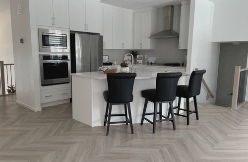 West Edmonton House | 5 Bedrooms | 3 King Beds | Family Friendly