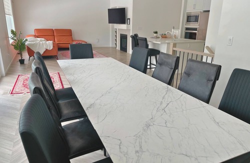 West Edmonton House | 5 Bedrooms | 3 King Beds | Family Friendly