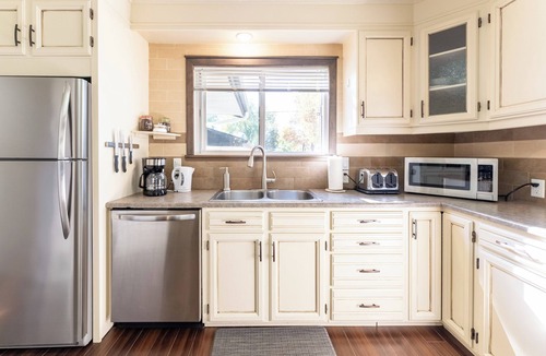 Northeast Edmonton House | 5 Bedrooms | Sleeps 12 | 2 Suites | Free Parking | Pet Friendly