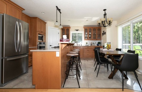 Jasper East House | 5-Br Tranquil Retreat | HEATED Pool & Hot Tub | 12-Mins to Jasper National Park